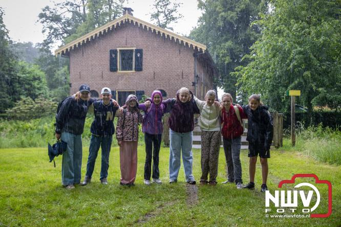 Regen houdt wandelaars niet tegen tijdens Avondvierdaagse ’t Harde - &copy; NWVFoto.nl