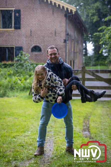 Regen houdt wandelaars niet tegen tijdens Avondvierdaagse ’t Harde - &copy; NWVFoto.nl