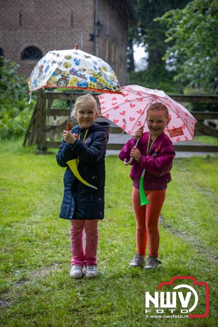 Regen houdt wandelaars niet tegen tijdens Avondvierdaagse ’t Harde - &copy; NWVFoto.nl