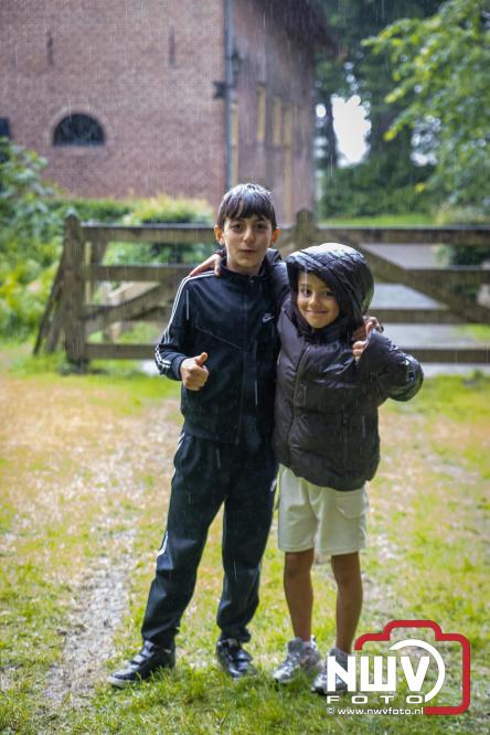 Regen houdt wandelaars niet tegen tijdens Avondvierdaagse ’t Harde - &copy; NWVFoto.nl