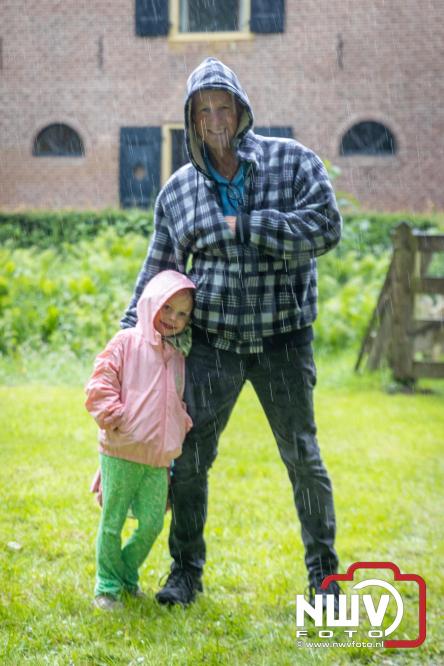 Regen houdt wandelaars niet tegen tijdens Avondvierdaagse ’t Harde - &copy; NWVFoto.nl