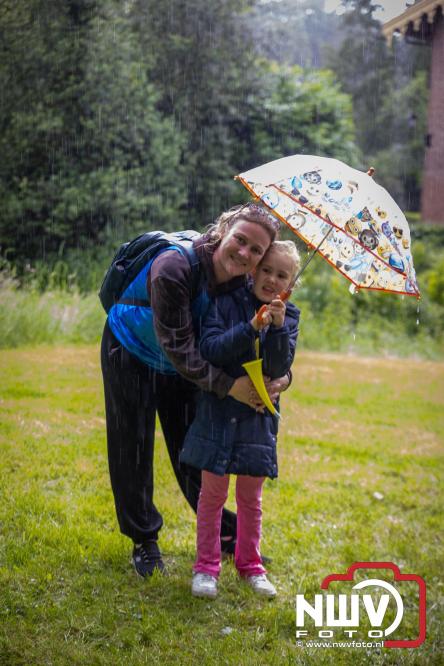 Regen houdt wandelaars niet tegen tijdens Avondvierdaagse ’t Harde - &copy; NWVFoto.nl