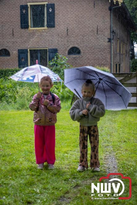 Regen houdt wandelaars niet tegen tijdens Avondvierdaagse ’t Harde - &copy; NWVFoto.nl