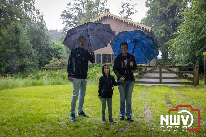 Regen houdt wandelaars niet tegen tijdens Avondvierdaagse ’t Harde - &copy; NWVFoto.nl