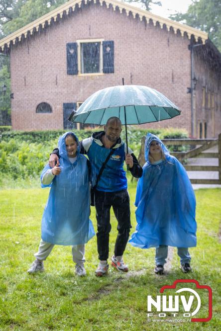 Regen houdt wandelaars niet tegen tijdens Avondvierdaagse ’t Harde - &copy; NWVFoto.nl