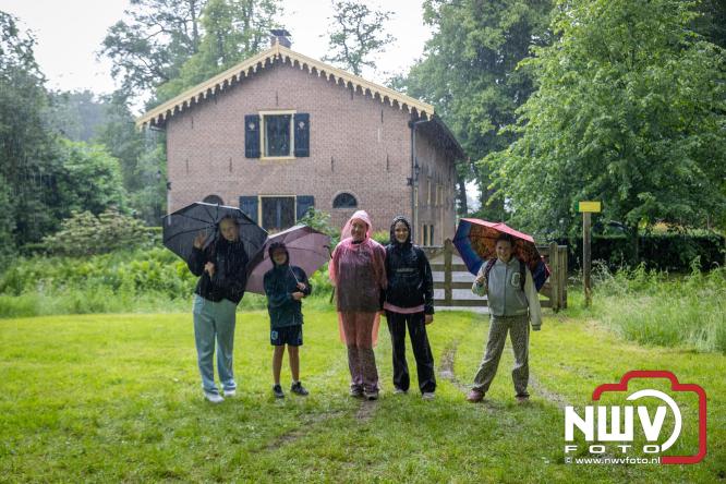 Regen houdt wandelaars niet tegen tijdens Avondvierdaagse ’t Harde - &copy; NWVFoto.nl