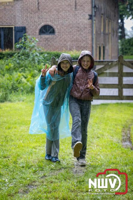 Regen houdt wandelaars niet tegen tijdens Avondvierdaagse ’t Harde - &copy; NWVFoto.nl