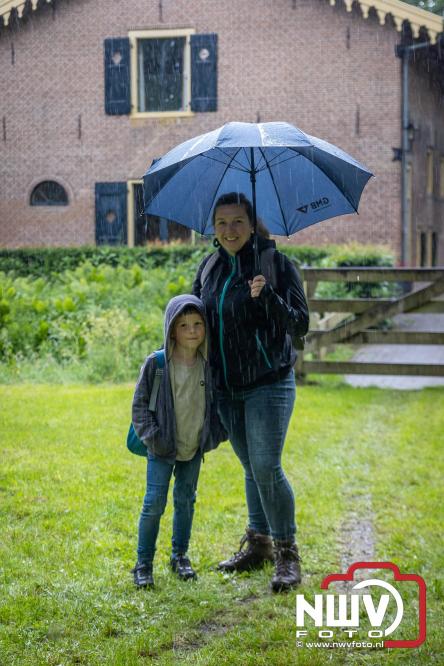 Regen houdt wandelaars niet tegen tijdens Avondvierdaagse ’t Harde - &copy; NWVFoto.nl