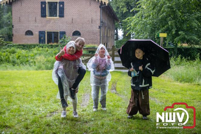 Regen houdt wandelaars niet tegen tijdens Avondvierdaagse ’t Harde - &copy; NWVFoto.nl
