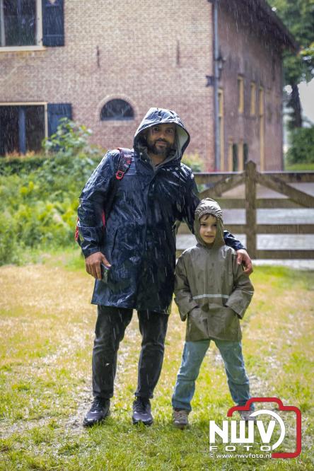 Regen houdt wandelaars niet tegen tijdens Avondvierdaagse ’t Harde - &copy; NWVFoto.nl