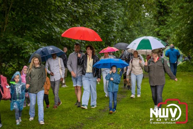 Regen houdt wandelaars niet tegen tijdens Avondvierdaagse ’t Harde - &copy; NWVFoto.nl