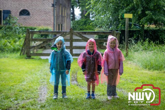 Regen houdt wandelaars niet tegen tijdens Avondvierdaagse ’t Harde - &copy; NWVFoto.nl