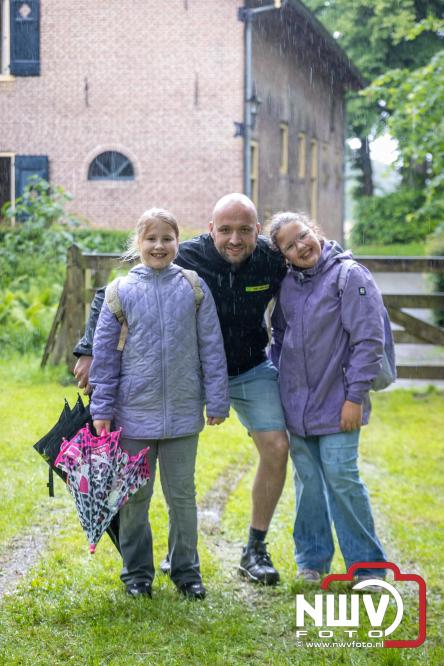 Regen houdt wandelaars niet tegen tijdens Avondvierdaagse ’t Harde - &copy; NWVFoto.nl