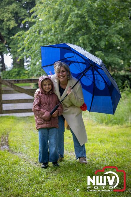 Regen houdt wandelaars niet tegen tijdens Avondvierdaagse ’t Harde - &copy; NWVFoto.nl