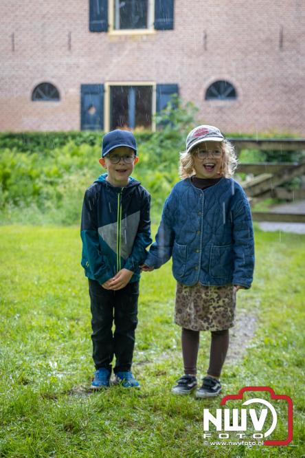 Regen houdt wandelaars niet tegen tijdens Avondvierdaagse ’t Harde - &copy; NWVFoto.nl