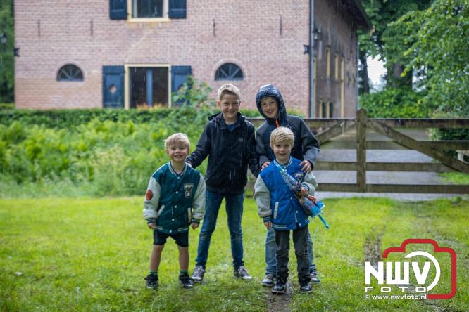 Regen houdt wandelaars niet tegen tijdens Avondvierdaagse ’t Harde - &copy; NWVFoto.nl