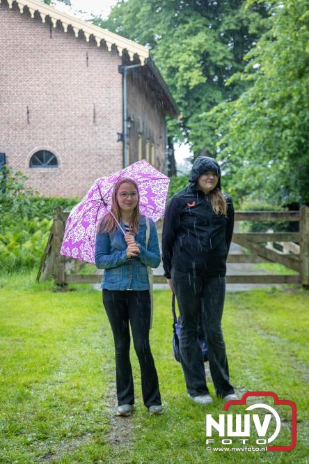 Regen houdt wandelaars niet tegen tijdens Avondvierdaagse ’t Harde - &copy; NWVFoto.nl