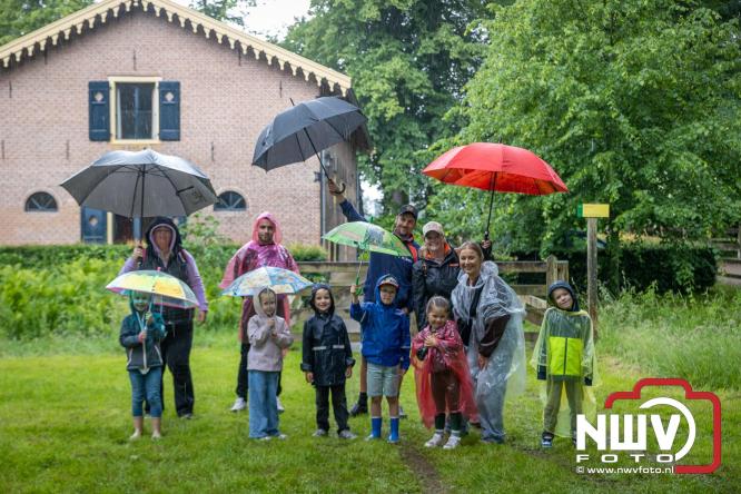 Regen houdt wandelaars niet tegen tijdens Avondvierdaagse ’t Harde - &copy; NWVFoto.nl