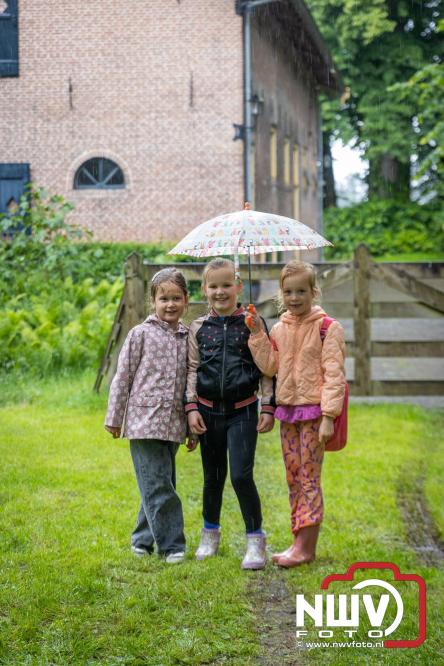 Regen houdt wandelaars niet tegen tijdens Avondvierdaagse ’t Harde - &copy; NWVFoto.nl