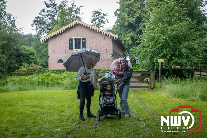 Regen houdt wandelaars niet tegen tijdens Avondvierdaagse ’t Harde - &copy; NWVFoto.nl