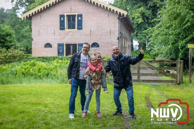 Regen houdt wandelaars niet tegen tijdens Avondvierdaagse ’t Harde - &copy; NWVFoto.nl