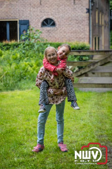 Regen houdt wandelaars niet tegen tijdens Avondvierdaagse ’t Harde - &copy; NWVFoto.nl