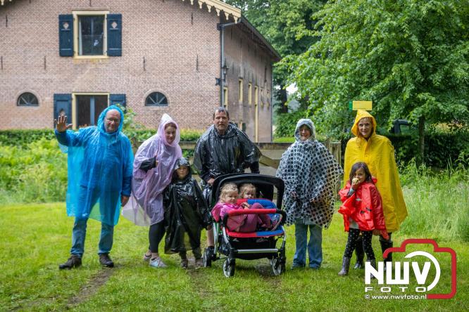 Regen houdt wandelaars niet tegen tijdens Avondvierdaagse ’t Harde - &copy; NWVFoto.nl