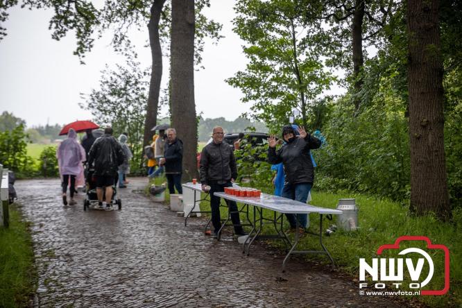 Regen houdt wandelaars niet tegen tijdens Avondvierdaagse ’t Harde - &copy; NWVFoto.nl