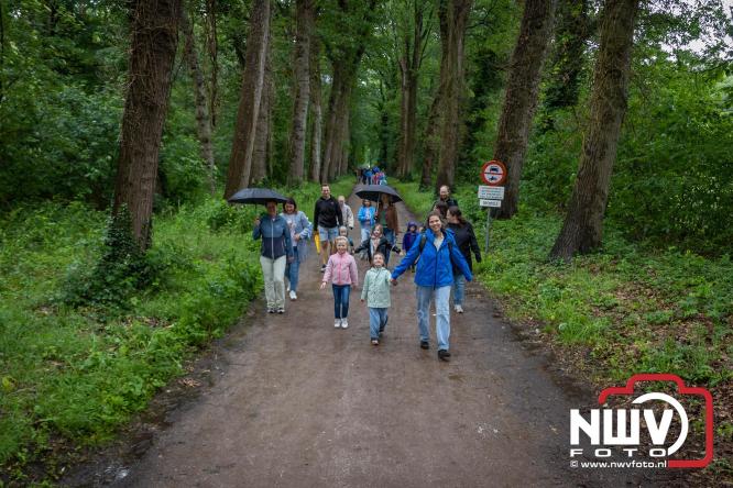 Regen houdt wandelaars niet tegen tijdens Avondvierdaagse ’t Harde - &copy; NWVFoto.nl