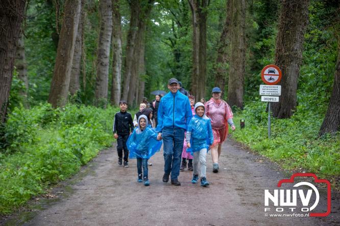 Regen houdt wandelaars niet tegen tijdens Avondvierdaagse ’t Harde - &copy; NWVFoto.nl