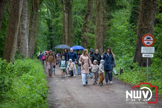 Regen houdt wandelaars niet tegen tijdens Avondvierdaagse ’t Harde - &copy; NWVFoto.nl