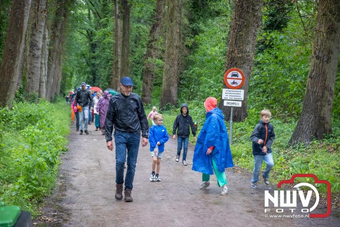 Regen houdt wandelaars niet tegen tijdens Avondvierdaagse ’t Harde - &copy; NWVFoto.nl