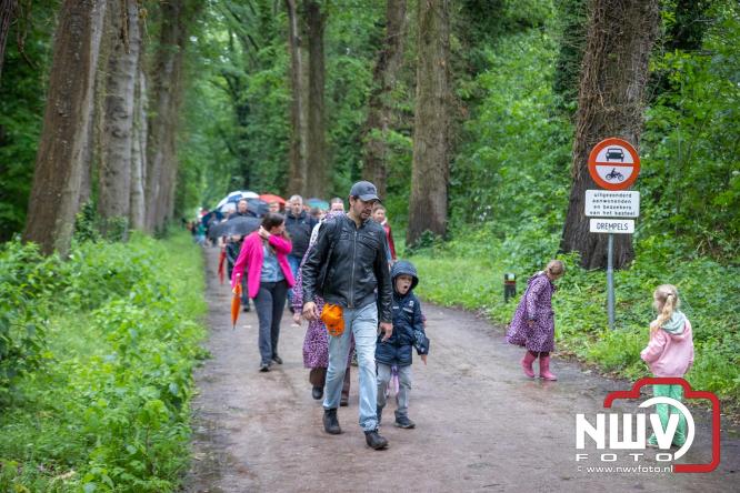 Regen houdt wandelaars niet tegen tijdens Avondvierdaagse ’t Harde - &copy; NWVFoto.nl