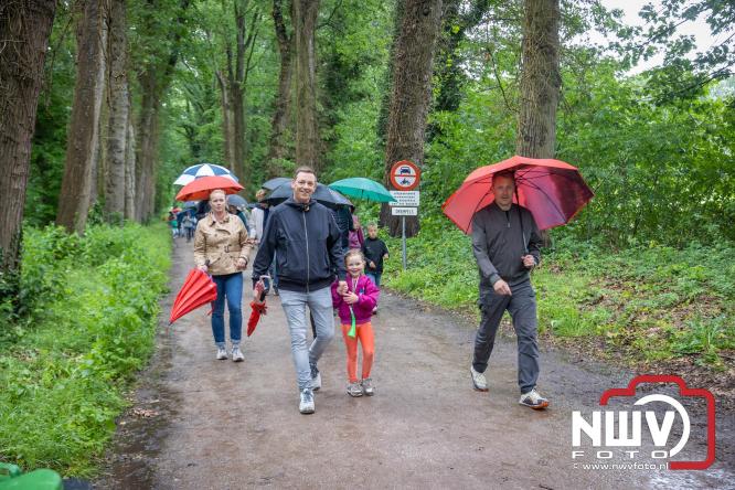 Regen houdt wandelaars niet tegen tijdens Avondvierdaagse ’t Harde - &copy; NWVFoto.nl