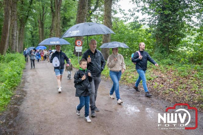 Regen houdt wandelaars niet tegen tijdens Avondvierdaagse ’t Harde - &copy; NWVFoto.nl