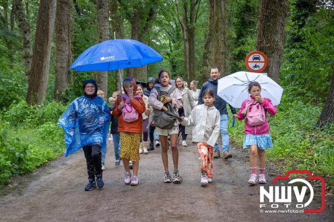 Regen houdt wandelaars niet tegen tijdens Avondvierdaagse ’t Harde - &copy; NWVFoto.nl