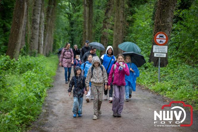 Regen houdt wandelaars niet tegen tijdens Avondvierdaagse ’t Harde - &copy; NWVFoto.nl