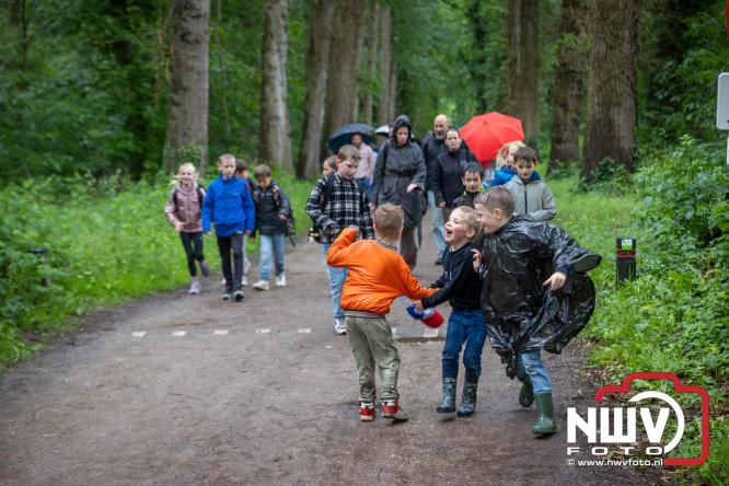 Regen houdt wandelaars niet tegen tijdens Avondvierdaagse ’t Harde - &copy; NWVFoto.nl