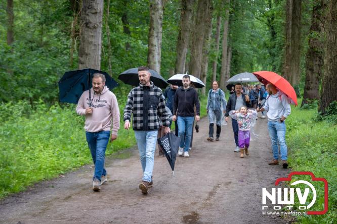 Regen houdt wandelaars niet tegen tijdens Avondvierdaagse ’t Harde - &copy; NWVFoto.nl