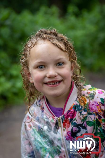 Regen houdt wandelaars niet tegen tijdens Avondvierdaagse ’t Harde - &copy; NWVFoto.nl