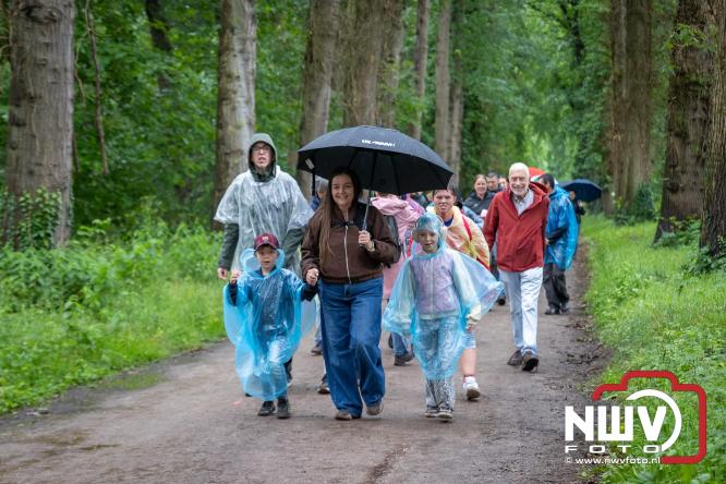Regen houdt wandelaars niet tegen tijdens Avondvierdaagse ’t Harde - &copy; NWVFoto.nl