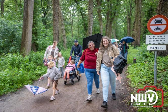 Regen houdt wandelaars niet tegen tijdens Avondvierdaagse ’t Harde - &copy; NWVFoto.nl