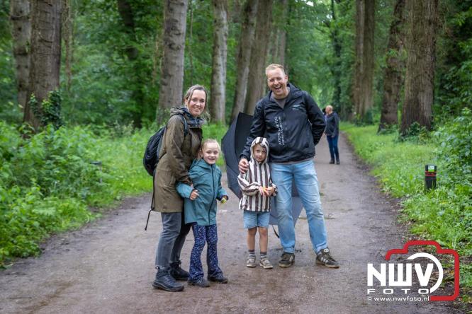 Regen houdt wandelaars niet tegen tijdens Avondvierdaagse ’t Harde - &copy; NWVFoto.nl
