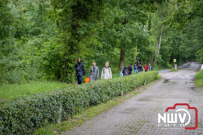 Regen houdt wandelaars niet tegen tijdens Avondvierdaagse ’t Harde - &copy; NWVFoto.nl