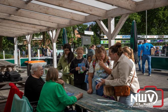 Feestelijke slotavond Avondvierdaagse ’t Harde met muziek, defilé en medailles - &copy; NWVFoto.nl