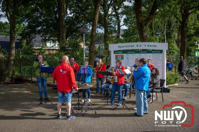 Feestelijke slotavond Avondvierdaagse ’t Harde met muziek, defilé en medailles - &copy; NWVFoto.nl