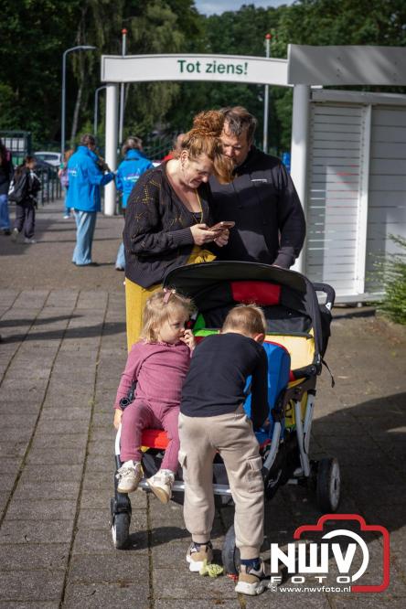Feestelijke slotavond Avondvierdaagse ’t Harde met muziek, defilé en medailles - &copy; NWVFoto.nl