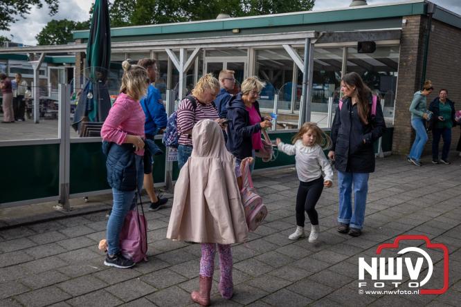 Feestelijke slotavond Avondvierdaagse ’t Harde met muziek, defilé en medailles - &copy; NWVFoto.nl