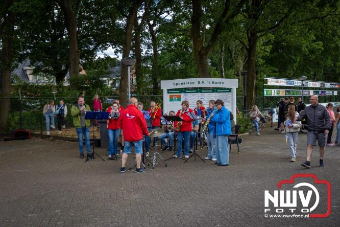 Feestelijke slotavond Avondvierdaagse ’t Harde met muziek, defilé en medailles - &copy; NWVFoto.nl