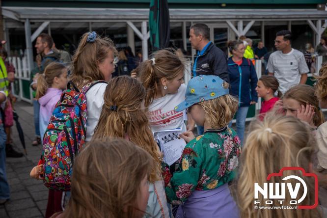 Feestelijke slotavond Avondvierdaagse ’t Harde met muziek, defilé en medailles - &copy; NWVFoto.nl